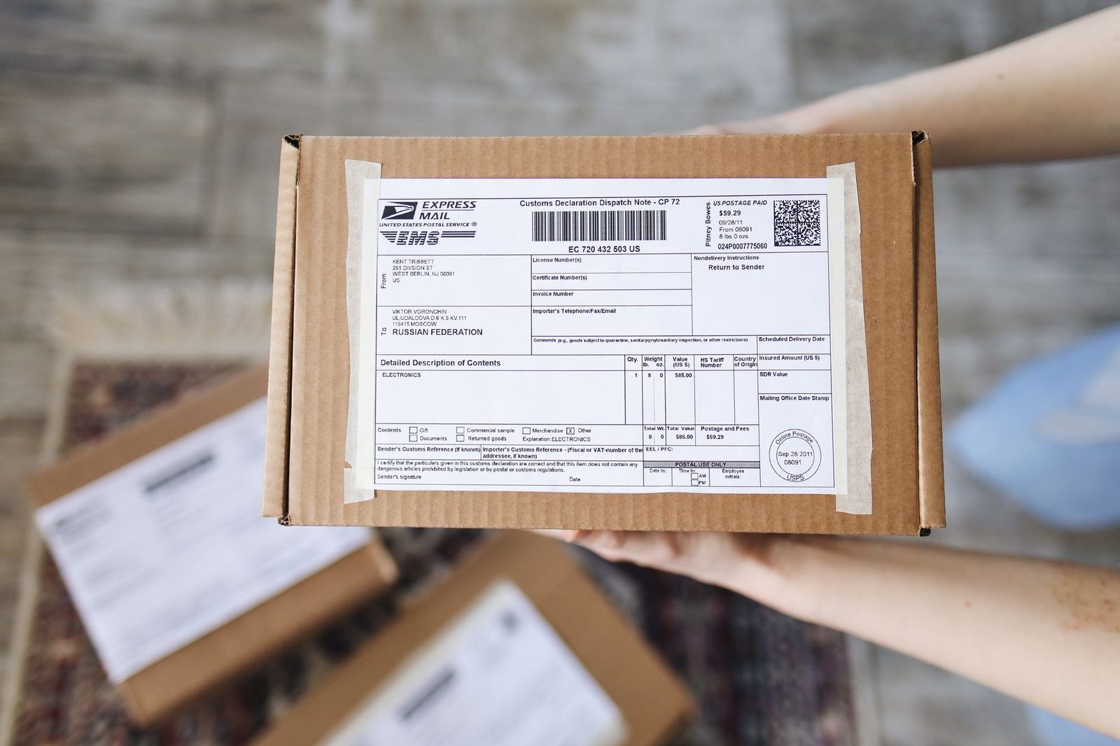 Un colis en carton avec un bordereau d'expédition EMS pour l'envoi de courrier électronique enregistré.