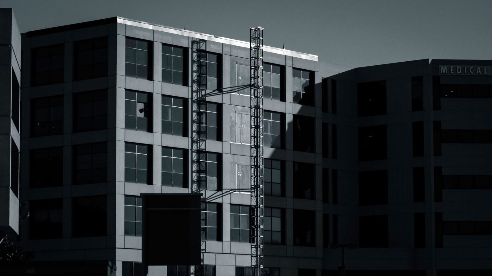 Façade en noir et blanc d'un immeuble de bureaux médicaux portant l'inscription « Medical »