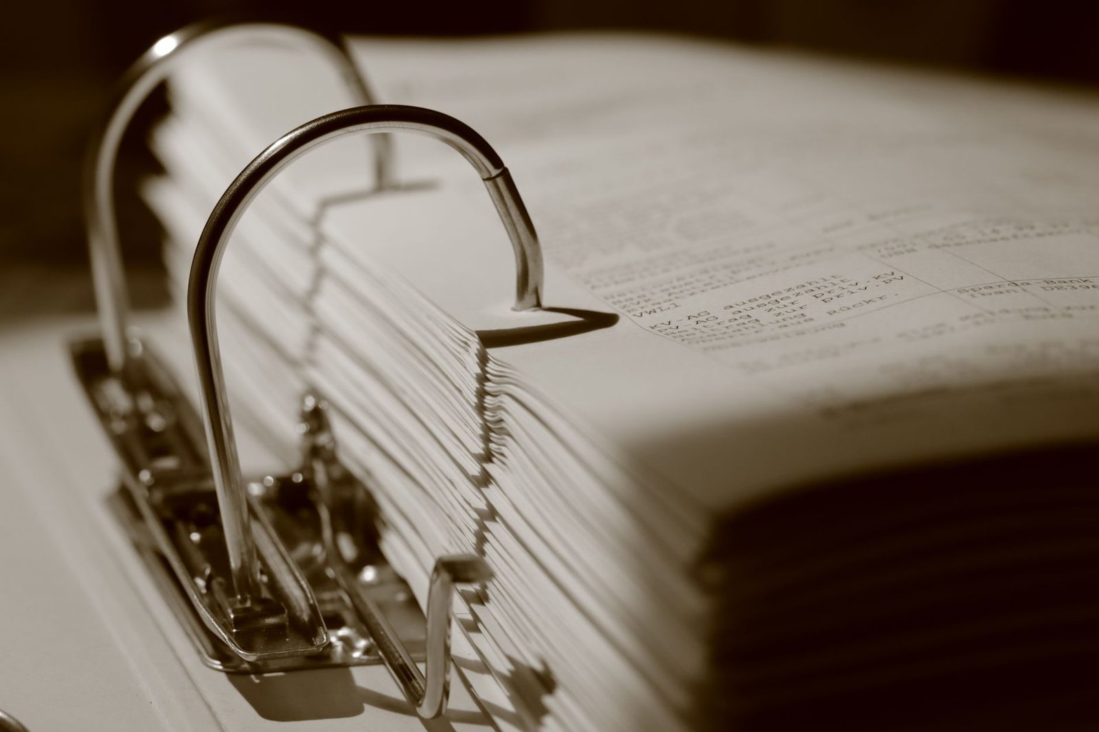 Classeur à levier ouvert rempli de documents administratifs imprimés, photographié en gros plan